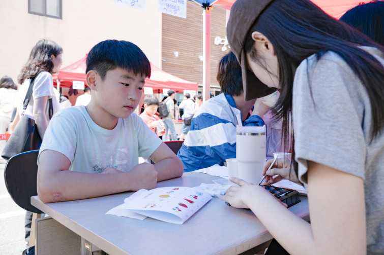 YTo1ODp7czo4OiJGaWxlTmFtZSI7czo0MDoiNTc4OGVhYTQtZmM5Yy00NjRiLTllNWMtY2JmYTkwZjkwMTExLmpwZyI7czoxMjoiRmlsZURhdGVUaW1lIjtpOjE3NDkzNjkxNDQ7czo4OiJGaWxlU2l6ZSI7aToxMTY1ODE5O3M6ODoiRmlsZVR5cGUiO2k6MjtzOjg6Ik1pbWVUeXBlIjtzOjEwOiJpbWFnZS9qcGVnIjtzOjEzOiJTZWN0aW9uc0ZvdW5kIjtzOjMwOiJBTllfVEFHLCBJRkQwLCBUSFVNQk5BSUwsIEVYSUYiO3M6ODoiQ09NUFVURUQiO2E6OTp7czo0OiJodG1sIjtzOjI2OiJ3aWR0aD0iMTc1MiIgaGVpZ2h0PSIxMTY4IiI7czo2OiJIZWlnaHQiO2k6MTE2ODtzOjU6IldpZHRoIjtpOjE3NTI7czo3OiJJc0NvbG9yIjtpOjE7czoxNzoiQnl0ZU9yZGVyTW90b3JvbGEiO2k6MDtzOjE1OiJBcGVydHVyZUZOdW1iZXIiO3M6NToiZi83LjEiO3M6OToiQ29weXJpZ2h0IjtzOjQ6IllBQkMiO3M6MTg6IlRodW1ibmFpbC5GaWxlVHlwZSI7aToyO3M6MTg6IlRodW1ibmFpbC5NaW1lVHlwZSI7czoxMDoiaW1hZ2UvanBlZyI7fXM6NDoiTWFrZSI7czo0OiJTT05ZIjtzOjU6Ik1vZGVsIjtzOjg6IklMQ0UtN000IjtzOjExOiJYUmVzb2x1dGlvbiI7czo1OiIyNDAvMSI7czoxMToiWVJlc29sdXRpb24iO3M6NToiMjQwLzEiO3M6MTQ6IlJlc29sdXRpb25Vbml0IjtpOjI7czo4OiJTb2Z0d2FyZSI7czo1MjoiQWRvYmUgUGhvdG9zaG9wIExpZ2h0cm9vbSBDbGFzc2ljIDE0LjMuMSAoTWFjaW50b3NoKSI7czo4OiJEYXRlVGltZSI7czoxOToiMjAyNTowNjowOCAxMzo1OTo0NCI7czo2OiJBcnRpc3QiO3M6NzoiWUFCQ19TRyI7czo5OiJDb3B5cmlnaHQiO3M6NDoiWUFCQyI7czoxNjoiRXhpZl9JRkRfUG9pbnRlciI7aToyNTQ7czo5OiJUSFVNQk5BSUwiO2E6Njp7czoxMToiQ29tcHJlc3Npb24iO2k6NjtzOjExOiJYUmVzb2x1dGlvbiI7czo0OiI3Mi8xIjtzOjExOiJZUmVzb2x1dGlvbiI7czo0OiI3Mi8xIjtzOjE0OiJSZXNvbHV0aW9uVW5pdCI7aToyO3M6MjE6IkpQRUdJbnRlcmNoYW5nZUZvcm1hdCI7aToxMDQwO3M6Mjc6IkpQRUdJbnRlcmNoYW5nZUZvcm1hdExlbmd0aCI7aToxNjM1Njt9czoxMjoiRXhwb3N1cmVUaW1lIjtzOjQ6IjEvNjAiO3M6NzoiRk51bWJlciI7czo1OiI3MS8xMCI7czoxNToiRXhwb3N1cmVQcm9ncmFtIjtpOjE7czoxNToiSVNPU3BlZWRSYXRpbmdzIjtpOjEyNTtzOjE5OiJVbmRlZmluZWRUYWc6MHg4ODMwIjtpOjI7czoxOToiVW5kZWZpbmVkVGFnOjB4ODgzMiI7aToxMjU7czoxMToiRXhpZlZlcnNpb24iO3M6NDoiMDIzMiI7czoxNjoiRGF0ZVRpbWVPcmlnaW5hbCI7czoxOToiMjAyNTowNjowOCAxMDo0MTo1NCI7czoxNzoiRGF0ZVRpbWVEaWdpdGl6ZWQiO3M6MTk6IjIwMjU6MDY6MDggMTA6NDE6NTQiO3M6MTk6IlVuZGVmaW5lZFRhZzoweDkwMTAiO3M6NjoiKzA5OjAwIjtzOjE5OiJVbmRlZmluZWRUYWc6MHg5MDExIjtzOjY6IiswOTowMCI7czoxOToiVW5kZWZpbmVkVGFnOjB4OTAxMiI7czo2OiIrMDk6MDAiO3M6MTc6IlNodXR0ZXJTcGVlZFZhbHVlIjtzOjE1OiI1OTA2ODkxLzEwMDAwMDAiO3M6MTM6IkFwZXJ0dXJlVmFsdWUiO3M6MTU6IjU2NTU2MzgvMTAwMDAwMCI7czoxNToiQnJpZ2h0bmVzc1ZhbHVlIjtzOjEwOiIxOTc1NC8yNTYwIjtzOjE3OiJFeHBvc3VyZUJpYXNWYWx1ZSI7czo0OiIwLzEwIjtzOjE2OiJNYXhBcGVydHVyZVZhbHVlIjtzOjg6IjEwMjQvMjU2IjtzOjEyOiJNZXRlcmluZ01vZGUiO2k6NTtzOjExOiJMaWdodFNvdXJjZSI7aTowO3M6NToiRmxhc2giO2k6MTM7czoxMToiRm9jYWxMZW5ndGgiO3M6NjoiMzAwLzEwIjtzOjE4OiJTdWJTZWNUaW1lT3JpZ2luYWwiO3M6MzoiOTY5IjtzOjE5OiJTdWJTZWNUaW1lRGlnaXRpemVkIjtzOjM6Ijk2OSI7czoxMDoiQ29sb3JTcGFjZSI7aTo2NTUzNTtzOjIxOiJGb2NhbFBsYW5lWFJlc29sdXRpb24iO3M6MTQ6IjY0NDQ5MzM5LzMyNzY4IjtzOjIxOiJGb2NhbFBsYW5lWVJlc29sdXRpb24iO3M6MTQ6IjY0NDQ5MzM5LzMyNzY4IjtzOjI0OiJGb2NhbFBsYW5lUmVzb2x1dGlvblVuaXQiO2k6MztzOjEwOiJGaWxlU291cmNlIjtzOjE6IgMiO3M6OToiU2NlbmVUeXBlIjtzOjE6IgEiO3M6MTQ6IkN1c3RvbVJlbmRlcmVkIjtpOjA7czoxMjoiRXhwb3N1cmVNb2RlIjtpOjE7czoxMjoiV2hpdGVCYWxhbmNlIjtpOjE7czoxNjoiRGlnaXRhbFpvb21SYXRpbyI7czo1OiIxNi8xNiI7czoyMToiRm9jYWxMZW5ndGhJbjM1bW1GaWxtIjtpOjMwO3M6MTY6IlNjZW5lQ2FwdHVyZVR5cGUiO2k6MDtzOjg6IkNvbnRyYXN0IjtpOjA7czoxMDoiU2F0dXJhdGlvbiI7aTowO3M6OToiU2hhcnBuZXNzIjtpOjA7czoxOToiVW5kZWZpbmVkVGFnOjB4QTQzMiI7YTo0OntpOjA7czo2OiIyNDAvMTAiO2k6MTtzOjc6IjEwNTAvMTAiO2k6MjtzOjU6IjQwLzEwIjtpOjM7czo1OiI0MC8xMCI7fXM6MTk6IlVuZGVmaW5lZFRhZzoweEE0MzQiO3M6MjA6IkZFIDI0LTEwNW1tIEY0IEcgT1NTIjt9