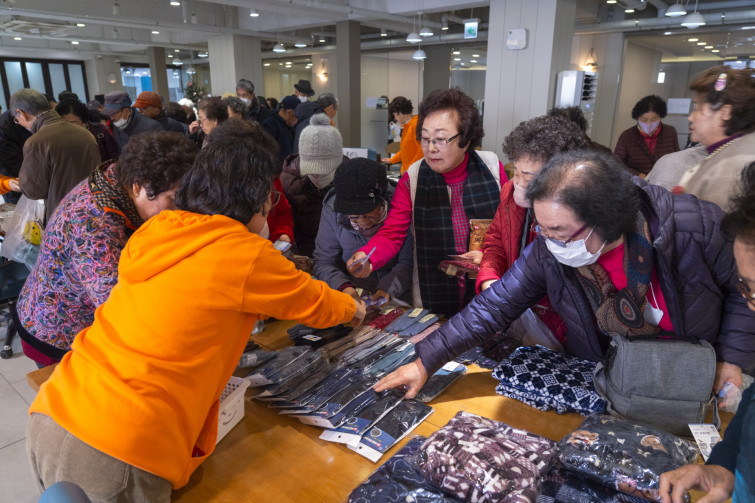 YTo1Nzp7czo4OiJGaWxlTmFtZSI7czo0MDoiN2NjODIwYjItMDhmYi00MjdkLWFiMmYtNWExYjZlNzhkNmYwLmpwZyI7czoxMjoiRmlsZURhdGVUaW1lIjtpOjE3MDE3NDQ4NjU7czo4OiJGaWxlU2l6ZSI7aToyNDEwMTYwO3M6ODoiRmlsZVR5cGUiO2k6MjtzOjg6Ik1pbWVUeXBlIjtzOjEwOiJpbWFnZS9qcGVnIjtzOjEzOiJTZWN0aW9uc0ZvdW5kIjtzOjMwOiJBTllfVEFHLCBJRkQwLCBUSFVNQk5BSUwsIEVYSUYiO3M6ODoiQ09NUFVURUQiO2E6MTA6e3M6NDoiaHRtbCI7czoyNjoid2lkdGg9IjI0NTMiIGhlaWdodD0iMTYzNSIiO3M6NjoiSGVpZ2h0IjtpOjE2MzU7czo1OiJXaWR0aCI7aToyNDUzO3M6NzoiSXNDb2xvciI7aToxO3M6MTc6IkJ5dGVPcmRlck1vdG9yb2xhIjtpOjA7czo4OiJDQ0RXaWR0aCI7czo0OiIxMm1tIjtzOjE1OiJBcGVydHVyZUZOdW1iZXIiO3M6NToiZi80LjAiO3M6OToiQ29weXJpZ2h0IjtzOjQ6IllBQkMiO3M6MTg6IlRodW1ibmFpbC5GaWxlVHlwZSI7aToyO3M6MTg6IlRodW1ibmFpbC5NaW1lVHlwZSI7czoxMDoiaW1hZ2UvanBlZyI7fXM6NDoiTWFrZSI7czo0OiJTT05ZIjtzOjU6Ik1vZGVsIjtzOjg6IklMQ0UtN000IjtzOjExOiJYUmVzb2x1dGlvbiI7czo1OiIyNDAvMSI7czoxMToiWVJlc29sdXRpb24iO3M6NToiMjQwLzEiO3M6MTQ6IlJlc29sdXRpb25Vbml0IjtpOjI7czo4OiJTb2Z0d2FyZSI7czo1MjoiQWRvYmUgUGhvdG9zaG9wIExpZ2h0cm9vbSBDbGFzc2ljIDEzLjAuMSAoTWFjaW50b3NoKSI7czo4OiJEYXRlVGltZSI7czoxOToiMjAyMzoxMjowNSAxMTo0NTo0MyI7czo2OiJBcnRpc3QiO3M6NzoiWUFCQ19TRyI7czoxNjoiWUNiQ3JQb3NpdGlvbmluZyI7aToyO3M6MTk6IlJlZmVyZW5jZUJsYWNrV2hpdGUiO2E6Njp7aTowO3M6MzoiMC8xIjtpOjE7czo1OiIyNTUvMSI7aToyO3M6NToiMTI4LzEiO2k6MztzOjU6IjI1NS8xIjtpOjQ7czo1OiIxMjgvMSI7aTo1O3M6NToiMjU1LzEiO31zOjk6IkNvcHlyaWdodCI7czo0OiJZQUJDIjtzOjE2OiJFeGlmX0lGRF9Qb2ludGVyIjtpOjMyNjtzOjk6IlRIVU1CTkFJTCI7YTo2OntzOjExOiJDb21wcmVzc2lvbiI7aTo2O3M6MTE6IlhSZXNvbHV0aW9uIjtzOjU6IjI0MC8xIjtzOjExOiJZUmVzb2x1dGlvbiI7czo1OiIyNDAvMSI7czoxNDoiUmVzb2x1dGlvblVuaXQiO2k6MjtzOjIxOiJKUEVHSW50ZXJjaGFuZ2VGb3JtYXQiO2k6OTk4O3M6Mjc6IkpQRUdJbnRlcmNoYW5nZUZvcm1hdExlbmd0aCI7aToyMTgwMzt9czoxMjoiRXhwb3N1cmVUaW1lIjtzOjQ6IjEvNjAiO3M6NzoiRk51bWJlciI7czozOiI0LzEiO3M6MTU6IkV4cG9zdXJlUHJvZ3JhbSI7aToxO3M6MTU6IklTT1NwZWVkUmF0aW5ncyI7aTo2NDA7czoxMToiRXhpZlZlcnNpb24iO3M6NDoiMDIyMSI7czoxNjoiRGF0ZVRpbWVPcmlnaW5hbCI7czoxOToiMjAyMzoxMjowMSAxMTo0NzoyOSI7czoxNzoiRGF0ZVRpbWVEaWdpdGl6ZWQiO3M6MTk6IjIwMjM6MTI6MDEgMTE6NDc6MjkiO3M6MjM6IkNvbXBvbmVudHNDb25maWd1cmF0aW9uIjtzOjQ6IgECAwAiO3M6MTc6IlNodXR0ZXJTcGVlZFZhbHVlIjtzOjE1OiI1OTA2ODkxLzEwMDAwMDAiO3M6MTM6IkFwZXJ0dXJlVmFsdWUiO3M6MzoiNC8xIjtzOjE1OiJCcmlnaHRuZXNzVmFsdWUiO3M6OToiNTMwNC8yNTYwIjtzOjE3OiJFeHBvc3VyZUJpYXNWYWx1ZSI7czo0OiIwLzEwIjtzOjE2OiJNYXhBcGVydHVyZVZhbHVlIjtzOjg6IjEwMjQvMjU2IjtzOjEyOiJNZXRlcmluZ01vZGUiO2k6NTtzOjExOiJMaWdodFNvdXJjZSI7aTowO3M6NToiRmxhc2giO2k6MTY7czoxMToiRm9jYWxMZW5ndGgiO3M6NjoiMjQwLzEwIjtzOjE4OiJTdWJTZWNUaW1lT3JpZ2luYWwiO3M6MzoiNDI4IjtzOjE5OiJTdWJTZWNUaW1lRGlnaXRpemVkIjtzOjM6IjQyOCI7czoxNToiRmxhc2hQaXhWZXJzaW9uIjtzOjQ6IjAxMDAiO3M6MTA6IkNvbG9yU3BhY2UiO2k6NjU1MzU7czoxNDoiRXhpZkltYWdlV2lkdGgiO2k6MjQ1MztzOjE1OiJFeGlmSW1hZ2VMZW5ndGgiO2k6MTYzNTtzOjIxOiJGb2NhbFBsYW5lWFJlc29sdXRpb24iO3M6MTQ6IjY0NDQ5MzM5LzMyNzY4IjtzOjIxOiJGb2NhbFBsYW5lWVJlc29sdXRpb24iO3M6MTQ6IjY0NDQ5MzM5LzMyNzY4IjtzOjI0OiJGb2NhbFBsYW5lUmVzb2x1dGlvblVuaXQiO2k6MztzOjEwOiJGaWxlU291cmNlIjtzOjE6IgMiO3M6OToiU2NlbmVUeXBlIjtzOjE6IgEiO3M6MTQ6IkN1c3RvbVJlbmRlcmVkIjtpOjA7czoxMjoiRXhwb3N1cmVNb2RlIjtpOjE7czoxMjoiV2hpdGVCYWxhbmNlIjtpOjA7czoxNjoiRGlnaXRhbFpvb21SYXRpbyI7czo1OiIxNi8xNiI7czoyMToiRm9jYWxMZW5ndGhJbjM1bW1GaWxtIjtpOjI0O3M6MTY6IlNjZW5lQ2FwdHVyZVR5cGUiO2k6MDtzOjg6IkNvbnRyYXN0IjtpOjA7czoxMDoiU2F0dXJhdGlvbiI7aTowO3M6OToiU2hhcnBuZXNzIjtpOjA7fQ==