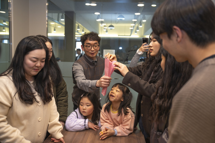 YTo1ODp7czo4OiJGaWxlTmFtZSI7czo0MDoiODlmNmNmOWYtY2MwZi00ZDc5LTgxNjctYzJiMjBkZmRmYmZmLmpwZyI7czoxMjoiRmlsZURhdGVUaW1lIjtpOjE3NDIyNTkyNDQ7czo4OiJGaWxlU2l6ZSI7aToxMjIyNTA5O3M6ODoiRmlsZVR5cGUiO2k6MjtzOjg6Ik1pbWVUeXBlIjtzOjEwOiJpbWFnZS9qcGVnIjtzOjEzOiJTZWN0aW9uc0ZvdW5kIjtzOjMwOiJBTllfVEFHLCBJRkQwLCBUSFVNQk5BSUwsIEVYSUYiO3M6ODoiQ09NUFVURUQiO2E6OTp7czo0OiJodG1sIjtzOjI2OiJ3aWR0aD0iMTc1MiIgaGVpZ2h0PSIxMTY4IiI7czo2OiJIZWlnaHQiO2k6MTE2ODtzOjU6IldpZHRoIjtpOjE3NTI7czo3OiJJc0NvbG9yIjtpOjE7czoxNzoiQnl0ZU9yZGVyTW90b3JvbGEiO2k6MDtzOjE1OiJBcGVydHVyZUZOdW1iZXIiO3M6NToiZi8yLjgiO3M6OToiQ29weXJpZ2h0IjtzOjQ6IllBQkMiO3M6MTg6IlRodW1ibmFpbC5GaWxlVHlwZSI7aToyO3M6MTg6IlRodW1ibmFpbC5NaW1lVHlwZSI7czoxMDoiaW1hZ2UvanBlZyI7fXM6NDoiTWFrZSI7czo0OiJTT05ZIjtzOjU6Ik1vZGVsIjtzOjg6IklMQ0UtN000IjtzOjExOiJYUmVzb2x1dGlvbiI7czo1OiIyNDAvMSI7czoxMToiWVJlc29sdXRpb24iO3M6NToiMjQwLzEiO3M6MTQ6IlJlc29sdXRpb25Vbml0IjtpOjI7czo4OiJTb2Z0d2FyZSI7czo1MDoiQWRvYmUgUGhvdG9zaG9wIExpZ2h0cm9vbSBDbGFzc2ljIDE0LjIgKE1hY2ludG9zaCkiO3M6ODoiRGF0ZVRpbWUiO3M6MTk6IjIwMjU6MDM6MTggMDk6NTI6NDIiO3M6NjoiQXJ0aXN0IjtzOjc6IllBQkNfU0ciO3M6OToiQ29weXJpZ2h0IjtzOjQ6IllBQkMiO3M6MTY6IkV4aWZfSUZEX1BvaW50ZXIiO2k6MjUyO3M6OToiVEhVTUJOQUlMIjthOjY6e3M6MTE6IkNvbXByZXNzaW9uIjtpOjY7czoxMToiWFJlc29sdXRpb24iO3M6NDoiNzIvMSI7czoxMToiWVJlc29sdXRpb24iO3M6NDoiNzIvMSI7czoxNDoiUmVzb2x1dGlvblVuaXQiO2k6MjtzOjIxOiJKUEVHSW50ZXJjaGFuZ2VGb3JtYXQiO2k6MTAzODtzOjI3OiJKUEVHSW50ZXJjaGFuZ2VGb3JtYXRMZW5ndGgiO2k6MTU3NzM7fXM6MTI6IkV4cG9zdXJlVGltZSI7czo1OiIxLzEwMCI7czo3OiJGTnVtYmVyIjtzOjU6IjI4LzEwIjtzOjE1OiJFeHBvc3VyZVByb2dyYW0iO2k6MTtzOjE1OiJJU09TcGVlZFJhdGluZ3MiO2k6NDAwO3M6MTk6IlVuZGVmaW5lZFRhZzoweDg4MzAiO2k6MjtzOjE5OiJVbmRlZmluZWRUYWc6MHg4ODMyIjtpOjQwMDtzOjExOiJFeGlmVmVyc2lvbiI7czo0OiIwMjMyIjtzOjE2OiJEYXRlVGltZU9yaWdpbmFsIjtzOjE5OiIyMDI1OjAzOjE2IDE1OjUzOjE2IjtzOjE3OiJEYXRlVGltZURpZ2l0aXplZCI7czoxOToiMjAyNTowMzoxNiAxNTo1MzoxNiI7czoxOToiVW5kZWZpbmVkVGFnOjB4OTAxMCI7czo2OiIrMDk6MDAiO3M6MTk6IlVuZGVmaW5lZFRhZzoweDkwMTEiO3M6NjoiKzA5OjAwIjtzOjE5OiJVbmRlZmluZWRUYWc6MHg5MDEyIjtzOjY6IiswOTowMCI7czoxNzoiU2h1dHRlclNwZWVkVmFsdWUiO3M6MTU6IjY2NDM4NTYvMTAwMDAwMCI7czoxMzoiQXBlcnR1cmVWYWx1ZSI7czoxNToiMjk3MDg1NC8xMDAwMDAwIjtzOjE1OiJCcmlnaHRuZXNzVmFsdWUiO3M6OToiNDY4NC8yNTYwIjtzOjE3OiJFeHBvc3VyZUJpYXNWYWx1ZSI7czo0OiIwLzEwIjtzOjE2OiJNYXhBcGVydHVyZVZhbHVlIjtzOjc6Ijc2MC8yNTYiO3M6MTI6Ik1ldGVyaW5nTW9kZSI7aTo1O3M6MTE6IkxpZ2h0U291cmNlIjtpOjA7czo1OiJGbGFzaCI7aToxMztzOjExOiJGb2NhbExlbmd0aCI7czo2OiIzMTAvMTAiO3M6MTg6IlN1YlNlY1RpbWVPcmlnaW5hbCI7czozOiI5MjMiO3M6MTk6IlN1YlNlY1RpbWVEaWdpdGl6ZWQiO3M6MzoiOTIzIjtzOjEwOiJDb2xvclNwYWNlIjtpOjY1NTM1O3M6MjE6IkZvY2FsUGxhbmVYUmVzb2x1dGlvbiI7czoxNDoiNjQ0NDkzMzkvMzI3NjgiO3M6MjE6IkZvY2FsUGxhbmVZUmVzb2x1dGlvbiI7czoxNDoiNjQ0NDkzMzkvMzI3NjgiO3M6MjQ6IkZvY2FsUGxhbmVSZXNvbHV0aW9uVW5pdCI7aTozO3M6MTA6IkZpbGVTb3VyY2UiO3M6MToiAyI7czo5OiJTY2VuZVR5cGUiO3M6MToiASI7czoxNDoiQ3VzdG9tUmVuZGVyZWQiO2k6MDtzOjEyOiJFeHBvc3VyZU1vZGUiO2k6MTtzOjEyOiJXaGl0ZUJhbGFuY2UiO2k6MDtzOjE2OiJEaWdpdGFsWm9vbVJhdGlvIjtzOjU6IjE2LzE2IjtzOjIxOiJGb2NhbExlbmd0aEluMzVtbUZpbG0iO2k6MzE7czoxNjoiU2NlbmVDYXB0dXJlVHlwZSI7aTowO3M6ODoiQ29udHJhc3QiO2k6MDtzOjEwOiJTYXR1cmF0aW9uIjtpOjA7czo5OiJTaGFycG5lc3MiO2k6MDtzOjE5OiJVbmRlZmluZWRUYWc6MHhBNDMyIjthOjQ6e2k6MDtzOjY6IjI0MC8xMCI7aToxO3M6NjoiNzAwLzEwIjtpOjI7czo1OiIyOC8xMCI7aTozO3M6NToiMjgvMTAiO31zOjE5OiJVbmRlZmluZWRUYWc6MHhBNDM0IjtzOjIxOiJGRSAyNC03MG1tIEYyLjggR00gSUkiO30=