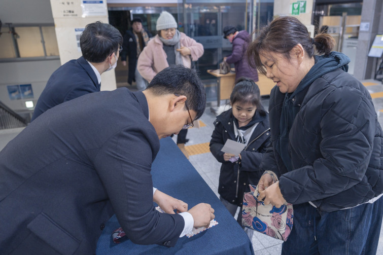 YTo1ODp7czo4OiJGaWxlTmFtZSI7czo0MDoiOThkNWFmMGItMTBmMC00ZGNkLWI5NjctYmYyZmZhNTI2YTQwLmpwZyI7czoxMjoiRmlsZURhdGVUaW1lIjtpOjE3Njc0Mjk5NDY7czo4OiJGaWxlU2l6ZSI7aToxMDgzMDg2O3M6ODoiRmlsZVR5cGUiO2k6MjtzOjg6Ik1pbWVUeXBlIjtzOjEwOiJpbWFnZS9qcGVnIjtzOjEzOiJTZWN0aW9uc0ZvdW5kIjtzOjMwOiJBTllfVEFHLCBJRkQwLCBUSFVNQk5BSUwsIEVYSUYiO3M6ODoiQ09NUFVURUQiO2E6OTp7czo0OiJodG1sIjtzOjI2OiJ3aWR0aD0iMTUzMiIgaGVpZ2h0PSIxMDIxIiI7czo2OiJIZWlnaHQiO2k6MTAyMTtzOjU6IldpZHRoIjtpOjE1MzI7czo3OiJJc0NvbG9yIjtpOjE7czoxNzoiQnl0ZU9yZGVyTW90b3JvbGEiO2k6MDtzOjE1OiJBcGVydHVyZUZOdW1iZXIiO3M6NToiZi8yLjgiO3M6OToiQ29weXJpZ2h0IjtzOjQ6IllBQkMiO3M6MTg6IlRodW1ibmFpbC5GaWxlVHlwZSI7aToyO3M6MTg6IlRodW1ibmFpbC5NaW1lVHlwZSI7czoxMDoiaW1hZ2UvanBlZyI7fXM6NDoiTWFrZSI7czo0OiJTT05ZIjtzOjU6Ik1vZGVsIjtzOjg6IklMQ0UtN000IjtzOjExOiJYUmVzb2x1dGlvbiI7czo1OiIyNDAvMSI7czoxMToiWVJlc29sdXRpb24iO3M6NToiMjQwLzEiO3M6MTQ6IlJlc29sdXRpb25Vbml0IjtpOjI7czo4OiJTb2Z0d2FyZSI7czo1MDoiQWRvYmUgUGhvdG9zaG9wIExpZ2h0cm9vbSBDbGFzc2ljIDE1LjEgKE1hY2ludG9zaCkiO3M6ODoiRGF0ZVRpbWUiO3M6MTk6IjIwMjY6MDE6MDMgMTc6MTA6MDUiO3M6NjoiQXJ0aXN0IjtzOjc6IllBQkNfU0ciO3M6OToiQ29weXJpZ2h0IjtzOjQ6IllBQkMiO3M6MTY6IkV4aWZfSUZEX1BvaW50ZXIiO2k6MjUyO3M6OToiVEhVTUJOQUlMIjthOjY6e3M6MTE6IkNvbXByZXNzaW9uIjtpOjY7czoxMToiWFJlc29sdXRpb24iO3M6NDoiNzIvMSI7czoxMToiWVJlc29sdXRpb24iO3M6NDoiNzIvMSI7czoxNDoiUmVzb2x1dGlvblVuaXQiO2k6MjtzOjIxOiJKUEVHSW50ZXJjaGFuZ2VGb3JtYXQiO2k6MTAzODtzOjI3OiJKUEVHSW50ZXJjaGFuZ2VGb3JtYXRMZW5ndGgiO2k6MTUyNzM7fXM6MTI6IkV4cG9zdXJlVGltZSI7czo0OiIxLzYwIjtzOjc6IkZOdW1iZXIiO3M6NToiMjgvMTAiO3M6MTU6IkV4cG9zdXJlUHJvZ3JhbSI7aToxO3M6MTU6IklTT1NwZWVkUmF0aW5ncyI7aTozMjA7czoxOToiVW5kZWZpbmVkVGFnOjB4ODgzMCI7aToyO3M6MTk6IlVuZGVmaW5lZFRhZzoweDg4MzIiO2k6MzIwO3M6MTE6IkV4aWZWZXJzaW9uIjtzOjQ6IjAyMzIiO3M6MTY6IkRhdGVUaW1lT3JpZ2luYWwiO3M6MTk6IjIwMjY6MDE6MDMgMDU6NDg6MTkiO3M6MTc6IkRhdGVUaW1lRGlnaXRpemVkIjtzOjE5OiIyMDI2OjAxOjAzIDA1OjQ4OjE5IjtzOjE5OiJVbmRlZmluZWRUYWc6MHg5MDEwIjtzOjY6IiswOTowMCI7czoxOToiVW5kZWZpbmVkVGFnOjB4OTAxMSI7czo2OiIrMDk6MDAiO3M6MTk6IlVuZGVmaW5lZFRhZzoweDkwMTIiO3M6NjoiKzA5OjAwIjtzOjE3OiJTaHV0dGVyU3BlZWRWYWx1ZSI7czoxNToiNTkwNjg5MS8xMDAwMDAwIjtzOjEzOiJBcGVydHVyZVZhbHVlIjtzOjE1OiIyOTcwODU0LzEwMDAwMDAiO3M6MTU6IkJyaWdodG5lc3NWYWx1ZSI7czo5OiIxMzM0LzI1NjAiO3M6MTc6IkV4cG9zdXJlQmlhc1ZhbHVlIjtzOjQ6IjAvMTAiO3M6MTY6Ik1heEFwZXJ0dXJlVmFsdWUiO3M6NzoiNzYwLzI1NiI7czoxMjoiTWV0ZXJpbmdNb2RlIjtpOjU7czoxMToiTGlnaHRTb3VyY2UiO2k6MDtzOjU6IkZsYXNoIjtpOjE2O3M6MTE6IkZvY2FsTGVuZ3RoIjtzOjY6IjI0MC8xMCI7czoxODoiU3ViU2VjVGltZU9yaWdpbmFsIjtzOjM6Ijg5OSI7czoxOToiU3ViU2VjVGltZURpZ2l0aXplZCI7czozOiI4OTkiO3M6MTA6IkNvbG9yU3BhY2UiO2k6NjU1MzU7czoyMToiRm9jYWxQbGFuZVhSZXNvbHV0aW9uIjtzOjE0OiI2NDQ0OTMzOS8zMjc2OCI7czoyMToiRm9jYWxQbGFuZVlSZXNvbHV0aW9uIjtzOjE0OiI2NDQ0OTMzOS8zMjc2OCI7czoyNDoiRm9jYWxQbGFuZVJlc29sdXRpb25Vbml0IjtpOjM7czoxMDoiRmlsZVNvdXJjZSI7czoxOiIDIjtzOjk6IlNjZW5lVHlwZSI7czoxOiIBIjtzOjE0OiJDdXN0b21SZW5kZXJlZCI7aTowO3M6MTI6IkV4cG9zdXJlTW9kZSI7aToxO3M6MTI6IldoaXRlQmFsYW5jZSI7aTowO3M6MTY6IkRpZ2l0YWxab29tUmF0aW8iO3M6NToiMTYvMTYiO3M6MjE6IkZvY2FsTGVuZ3RoSW4zNW1tRmlsbSI7aToyNDtzOjE2OiJTY2VuZUNhcHR1cmVUeXBlIjtpOjA7czo4OiJDb250cmFzdCI7aTowO3M6MTA6IlNhdHVyYXRpb24iO2k6MDtzOjk6IlNoYXJwbmVzcyI7aTowO3M6MTk6IlVuZGVmaW5lZFRhZzoweEE0MzIiO2E6NDp7aTowO3M6NjoiMjQwLzEwIjtpOjE7czo2OiI3MDAvMTAiO2k6MjtzOjU6IjI4LzEwIjtpOjM7czo1OiIyOC8xMCI7fXM6MTk6IlVuZGVmaW5lZFRhZzoweEE0MzQiO3M6MjE6IkZFIDI0LTcwbW0gRjIuOCBHTSBJSSI7fQ==