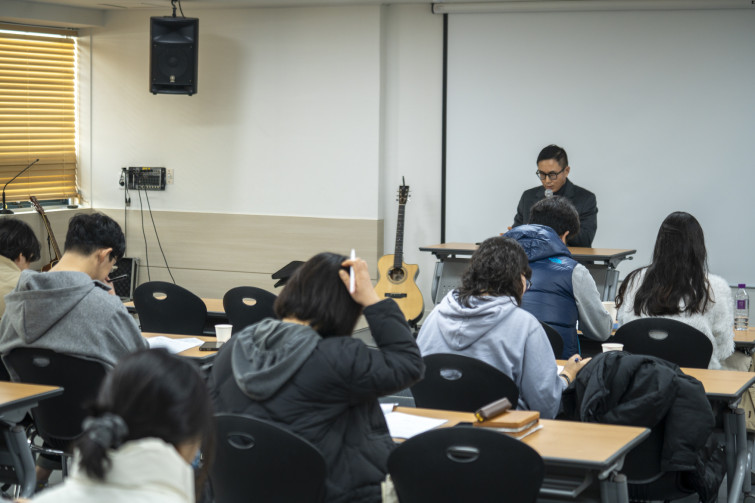 YTo1ODp7czo4OiJGaWxlTmFtZSI7czo0MDoiYTNiODRhZjUtOWJmMC00ODk1LWEwMTctNjViNzFjZGMwZDM1LmpwZyI7czoxMjoiRmlsZURhdGVUaW1lIjtpOjE3NzAxNjc4MDM7czo4OiJGaWxlU2l6ZSI7aToxMDU2MTYxO3M6ODoiRmlsZVR5cGUiO2k6MjtzOjg6Ik1pbWVUeXBlIjtzOjEwOiJpbWFnZS9qcGVnIjtzOjEzOiJTZWN0aW9uc0ZvdW5kIjtzOjMwOiJBTllfVEFHLCBJRkQwLCBUSFVNQk5BSUwsIEVYSUYiO3M6ODoiQ09NUFVURUQiO2E6OTp7czo0OiJodG1sIjtzOjI2OiJ3aWR0aD0iMTc1MiIgaGVpZ2h0PSIxMTY4IiI7czo2OiJIZWlnaHQiO2k6MTE2ODtzOjU6IldpZHRoIjtpOjE3NTI7czo3OiJJc0NvbG9yIjtpOjE7czoxNzoiQnl0ZU9yZGVyTW90b3JvbGEiO2k6MDtzOjE1OiJBcGVydHVyZUZOdW1iZXIiO3M6NToiZi80LjAiO3M6OToiQ29weXJpZ2h0IjtzOjQ6IllBQkMiO3M6MTg6IlRodW1ibmFpbC5GaWxlVHlwZSI7aToyO3M6MTg6IlRodW1ibmFpbC5NaW1lVHlwZSI7czoxMDoiaW1hZ2UvanBlZyI7fXM6NDoiTWFrZSI7czo0OiJTT05ZIjtzOjU6Ik1vZGVsIjtzOjg6IklMQ0UtN000IjtzOjExOiJYUmVzb2x1dGlvbiI7czo1OiIyNDAvMSI7czoxMToiWVJlc29sdXRpb24iO3M6NToiMjQwLzEiO3M6MTQ6IlJlc29sdXRpb25Vbml0IjtpOjI7czo4OiJTb2Z0d2FyZSI7czo1MjoiQWRvYmUgUGhvdG9zaG9wIExpZ2h0cm9vbSBDbGFzc2ljIDE1LjEuMSAoTWFjaW50b3NoKSI7czo4OiJEYXRlVGltZSI7czoxOToiMjAyNjowMjowMyAxMDowMTozNSI7czo2OiJBcnRpc3QiO3M6NzoiWUFCQ19TRyI7czo5OiJDb3B5cmlnaHQiO3M6NDoiWUFCQyI7czoxNjoiRXhpZl9JRkRfUG9pbnRlciI7aToyNTQ7czo5OiJUSFVNQk5BSUwiO2E6Njp7czoxMToiQ29tcHJlc3Npb24iO2k6NjtzOjExOiJYUmVzb2x1dGlvbiI7czo0OiI3Mi8xIjtzOjExOiJZUmVzb2x1dGlvbiI7czo0OiI3Mi8xIjtzOjE0OiJSZXNvbHV0aW9uVW5pdCI7aToyO3M6MjE6IkpQRUdJbnRlcmNoYW5nZUZvcm1hdCI7aToxMDQwO3M6Mjc6IkpQRUdJbnRlcmNoYW5nZUZvcm1hdExlbmd0aCI7aToxMzQ3Mjt9czoxMjoiRXhwb3N1cmVUaW1lIjtzOjQ6IjEvNjAiO3M6NzoiRk51bWJlciI7czozOiI0LzEiO3M6MTU6IkV4cG9zdXJlUHJvZ3JhbSI7aToxO3M6MTU6IklTT1NwZWVkUmF0aW5ncyI7aToxNjA7czoxOToiVW5kZWZpbmVkVGFnOjB4ODgzMCI7aToyO3M6MTk6IlVuZGVmaW5lZFRhZzoweDg4MzIiO2k6MTYwO3M6MTE6IkV4aWZWZXJzaW9uIjtzOjQ6IjAyMzIiO3M6MTY6IkRhdGVUaW1lT3JpZ2luYWwiO3M6MTk6IjIwMjY6MDE6MTcgMTA6MzY6MTYiO3M6MTc6IkRhdGVUaW1lRGlnaXRpemVkIjtzOjE5OiIyMDI2OjAxOjE3IDEwOjM2OjE2IjtzOjE5OiJVbmRlZmluZWRUYWc6MHg5MDEwIjtzOjY6IiswOTowMCI7czoxOToiVW5kZWZpbmVkVGFnOjB4OTAxMSI7czo2OiIrMDk6MDAiO3M6MTk6IlVuZGVmaW5lZFRhZzoweDkwMTIiO3M6NjoiKzA5OjAwIjtzOjE3OiJTaHV0dGVyU3BlZWRWYWx1ZSI7czoxNToiNTkwNjg5MS8xMDAwMDAwIjtzOjEzOiJBcGVydHVyZVZhbHVlIjtzOjM6IjQvMSI7czoxNToiQnJpZ2h0bmVzc1ZhbHVlIjtzOjk6IjY0NjQvMjU2MCI7czoxNzoiRXhwb3N1cmVCaWFzVmFsdWUiO3M6NDoiMC8xMCI7czoxNjoiTWF4QXBlcnR1cmVWYWx1ZSI7czo4OiIxMDI0LzI1NiI7czoxMjoiTWV0ZXJpbmdNb2RlIjtpOjU7czoxMToiTGlnaHRTb3VyY2UiO2k6MjU1O3M6NToiRmxhc2giO2k6MTY7czoxMToiRm9jYWxMZW5ndGgiO3M6NjoiNzIwLzEwIjtzOjE4OiJTdWJTZWNUaW1lT3JpZ2luYWwiO3M6MzoiNjM2IjtzOjE5OiJTdWJTZWNUaW1lRGlnaXRpemVkIjtzOjM6IjYzNiI7czoxMDoiQ29sb3JTcGFjZSI7aTo2NTUzNTtzOjIxOiJGb2NhbFBsYW5lWFJlc29sdXRpb24iO3M6MTQ6IjY0NDQ5MzM5LzMyNzY4IjtzOjIxOiJGb2NhbFBsYW5lWVJlc29sdXRpb24iO3M6MTQ6IjY0NDQ5MzM5LzMyNzY4IjtzOjI0OiJGb2NhbFBsYW5lUmVzb2x1dGlvblVuaXQiO2k6MztzOjEwOiJGaWxlU291cmNlIjtzOjE6IgMiO3M6OToiU2NlbmVUeXBlIjtzOjE6IgEiO3M6MTQ6IkN1c3RvbVJlbmRlcmVkIjtpOjA7czoxMjoiRXhwb3N1cmVNb2RlIjtpOjE7czoxMjoiV2hpdGVCYWxhbmNlIjtpOjE7czoxNjoiRGlnaXRhbFpvb21SYXRpbyI7czo1OiIxNi8xNiI7czoyMToiRm9jYWxMZW5ndGhJbjM1bW1GaWxtIjtpOjcyO3M6MTY6IlNjZW5lQ2FwdHVyZVR5cGUiO2k6MDtzOjg6IkNvbnRyYXN0IjtpOjE7czoxMDoiU2F0dXJhdGlvbiI7aToxO3M6OToiU2hhcnBuZXNzIjtpOjA7czoxOToiVW5kZWZpbmVkVGFnOjB4QTQzMiI7YTo0OntpOjA7czo2OiI3MDAvMTAiO2k6MTtzOjc6IjIwMDAvMTAiO2k6MjtzOjU6IjQwLzEwIjtpOjM7czo1OiI0MC8xMCI7fXM6MTk6IlVuZGVmaW5lZFRhZzoweEE0MzQiO3M6MjA6IkZFIDcwLTIwMG1tIEY0IEcgT1NTIjt9