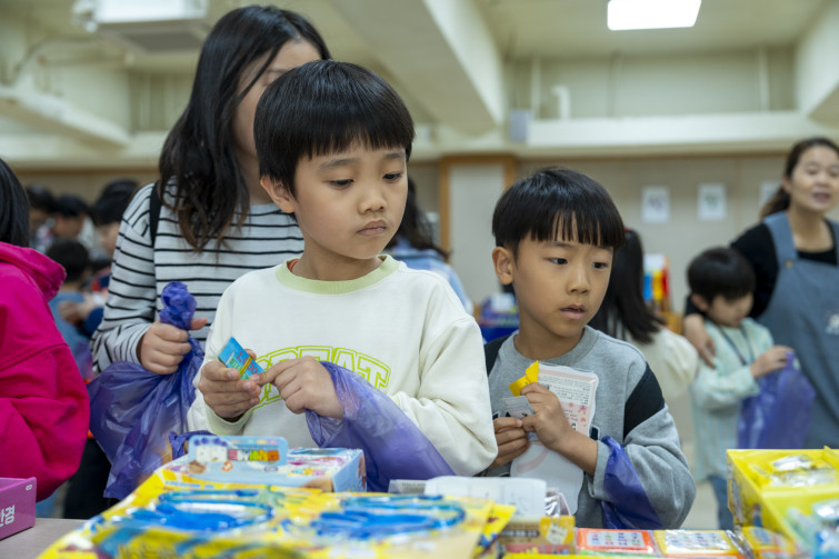 YTo1ODp7czo4OiJGaWxlTmFtZSI7czo0MDoiYzIwMTNkYzgtOTMxNS00Y2JjLTgzZmYtNmVhY2QxOGZhYzAzLmpwZyI7czoxMjoiRmlsZURhdGVUaW1lIjtpOjE3NjQzMTgxMDQ7czo4OiJGaWxlU2l6ZSI7aToxMTg3NDM4O3M6ODoiRmlsZVR5cGUiO2k6MjtzOjg6Ik1pbWVUeXBlIjtzOjEwOiJpbWFnZS9qcGVnIjtzOjEzOiJTZWN0aW9uc0ZvdW5kIjtzOjMwOiJBTllfVEFHLCBJRkQwLCBUSFVNQk5BSUwsIEVYSUYiO3M6ODoiQ09NUFVURUQiO2E6OTp7czo0OiJodG1sIjtzOjI2OiJ3aWR0aD0iMTc1MiIgaGVpZ2h0PSIxMTY4IiI7czo2OiJIZWlnaHQiO2k6MTE2ODtzOjU6IldpZHRoIjtpOjE3NTI7czo3OiJJc0NvbG9yIjtpOjE7czoxNzoiQnl0ZU9yZGVyTW90b3JvbGEiO2k6MDtzOjE1OiJBcGVydHVyZUZOdW1iZXIiO3M6NToiZi8zLjIiO3M6OToiQ29weXJpZ2h0IjtzOjQ6IllBQkMiO3M6MTg6IlRodW1ibmFpbC5GaWxlVHlwZSI7aToyO3M6MTg6IlRodW1ibmFpbC5NaW1lVHlwZSI7czoxMDoiaW1hZ2UvanBlZyI7fXM6NDoiTWFrZSI7czo0OiJTT05ZIjtzOjU6Ik1vZGVsIjtzOjg6IklMQ0UtN000IjtzOjExOiJYUmVzb2x1dGlvbiI7czo1OiIyNDAvMSI7czoxMToiWVJlc29sdXRpb24iO3M6NToiMjQwLzEiO3M6MTQ6IlJlc29sdXRpb25Vbml0IjtpOjI7czo4OiJTb2Z0d2FyZSI7czo1MjoiQWRvYmUgUGhvdG9zaG9wIExpZ2h0cm9vbSBDbGFzc2ljIDE1LjAuMSAoTWFjaW50b3NoKSI7czo4OiJEYXRlVGltZSI7czoxOToiMjAyNToxMToyOCAxNzoxNTo0OSI7czo2OiJBcnRpc3QiO3M6NzoiWUFCQ19TRyI7czo5OiJDb3B5cmlnaHQiO3M6NDoiWUFCQyI7czoxNjoiRXhpZl9JRkRfUG9pbnRlciI7aToyNTQ7czo5OiJUSFVNQk5BSUwiO2E6Njp7czoxMToiQ29tcHJlc3Npb24iO2k6NjtzOjExOiJYUmVzb2x1dGlvbiI7czo0OiI3Mi8xIjtzOjExOiJZUmVzb2x1dGlvbiI7czo0OiI3Mi8xIjtzOjE0OiJSZXNvbHV0aW9uVW5pdCI7aToyO3M6MjE6IkpQRUdJbnRlcmNoYW5nZUZvcm1hdCI7aToxMDQwO3M6Mjc6IkpQRUdJbnRlcmNoYW5nZUZvcm1hdExlbmd0aCI7aToxODU2Njt9czoxMjoiRXhwb3N1cmVUaW1lIjtzOjU6IjEvMTI1IjtzOjc6IkZOdW1iZXIiO3M6NToiMzIvMTAiO3M6MTU6IkV4cG9zdXJlUHJvZ3JhbSI7aToxO3M6MTU6IklTT1NwZWVkUmF0aW5ncyI7aTo2NDA7czoxOToiVW5kZWZpbmVkVGFnOjB4ODgzMCI7aToyO3M6MTk6IlVuZGVmaW5lZFRhZzoweDg4MzIiO2k6NjQwO3M6MTE6IkV4aWZWZXJzaW9uIjtzOjQ6IjAyMzIiO3M6MTY6IkRhdGVUaW1lT3JpZ2luYWwiO3M6MTk6IjIwMjU6MTE6MjMgMTI6Mjg6MzciO3M6MTc6IkRhdGVUaW1lRGlnaXRpemVkIjtzOjE5OiIyMDI1OjExOjIzIDEyOjI4OjM3IjtzOjE5OiJVbmRlZmluZWRUYWc6MHg5MDEwIjtzOjY6IiswOTowMCI7czoxOToiVW5kZWZpbmVkVGFnOjB4OTAxMSI7czo2OiIrMDk6MDAiO3M6MTk6IlVuZGVmaW5lZFRhZzoweDkwMTIiO3M6NjoiKzA5OjAwIjtzOjE3OiJTaHV0dGVyU3BlZWRWYWx1ZSI7czoxNToiNjk2NTc4NC8xMDAwMDAwIjtzOjEzOiJBcGVydHVyZVZhbHVlIjtzOjE1OiIzMzU2MTQ0LzEwMDAwMDAiO3M6MTU6IkJyaWdodG5lc3NWYWx1ZSI7czo5OiI5MjI0LzI1NjAiO3M6MTc6IkV4cG9zdXJlQmlhc1ZhbHVlIjtzOjQ6IjAvMTAiO3M6MTY6Ik1heEFwZXJ0dXJlVmFsdWUiO3M6NzoiNzYwLzI1NiI7czoxMjoiTWV0ZXJpbmdNb2RlIjtpOjU7czoxMToiTGlnaHRTb3VyY2UiO2k6MDtzOjU6IkZsYXNoIjtpOjE2O3M6MTE6IkZvY2FsTGVuZ3RoIjtzOjY6IjQyMC8xMCI7czoxODoiU3ViU2VjVGltZU9yaWdpbmFsIjtzOjM6IjYwNCI7czoxOToiU3ViU2VjVGltZURpZ2l0aXplZCI7czozOiI2MDQiO3M6MTA6IkNvbG9yU3BhY2UiO2k6NjU1MzU7czoyMToiRm9jYWxQbGFuZVhSZXNvbHV0aW9uIjtzOjE0OiI2NDQ0OTMzOS8zMjc2OCI7czoyMToiRm9jYWxQbGFuZVlSZXNvbHV0aW9uIjtzOjE0OiI2NDQ0OTMzOS8zMjc2OCI7czoyNDoiRm9jYWxQbGFuZVJlc29sdXRpb25Vbml0IjtpOjM7czoxMDoiRmlsZVNvdXJjZSI7czoxOiIDIjtzOjk6IlNjZW5lVHlwZSI7czoxOiIBIjtzOjE0OiJDdXN0b21SZW5kZXJlZCI7aTowO3M6MTI6IkV4cG9zdXJlTW9kZSI7aToxO3M6MTI6IldoaXRlQmFsYW5jZSI7aToxO3M6MTY6IkRpZ2l0YWxab29tUmF0aW8iO3M6NToiMTYvMTYiO3M6MjE6IkZvY2FsTGVuZ3RoSW4zNW1tRmlsbSI7aTo0MjtzOjE2OiJTY2VuZUNhcHR1cmVUeXBlIjtpOjA7czo4OiJDb250cmFzdCI7aTowO3M6MTA6IlNhdHVyYXRpb24iO2k6MDtzOjk6IlNoYXJwbmVzcyI7aTowO3M6MTk6IlVuZGVmaW5lZFRhZzoweEE0MzIiO2E6NDp7aTowO3M6NjoiMjQwLzEwIjtpOjE7czo2OiI3MDAvMTAiO2k6MjtzOjU6IjI4LzEwIjtpOjM7czo1OiIyOC8xMCI7fXM6MTk6IlVuZGVmaW5lZFRhZzoweEE0MzQiO3M6MjE6IkZFIDI0LTcwbW0gRjIuOCBHTSBJSSI7fQ==