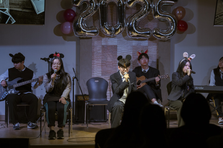 YTo1ODp7czo4OiJGaWxlTmFtZSI7czo0MDoiZTMyM2RjOGQtYTE1YS00YzgyLWIwZGUtYWVmMzYzZTMyOGY4LmpwZyI7czoxMjoiRmlsZURhdGVUaW1lIjtpOjE3MzU3OTYyMzI7czo4OiJGaWxlU2l6ZSI7aTo2MzUxMjI7czo4OiJGaWxlVHlwZSI7aToyO3M6ODoiTWltZVR5cGUiO3M6MTA6ImltYWdlL2pwZWciO3M6MTM6IlNlY3Rpb25zRm91bmQiO3M6MzA6IkFOWV9UQUcsIElGRDAsIFRIVU1CTkFJTCwgRVhJRiI7czo4OiJDT01QVVRFRCI7YTo5OntzOjQ6Imh0bWwiO3M6MjU6IndpZHRoPSIxMTUyIiBoZWlnaHQ9Ijc2OCIiO3M6NjoiSGVpZ2h0IjtpOjc2ODtzOjU6IldpZHRoIjtpOjExNTI7czo3OiJJc0NvbG9yIjtpOjE7czoxNzoiQnl0ZU9yZGVyTW90b3JvbGEiO2k6MDtzOjE1OiJBcGVydHVyZUZOdW1iZXIiO3M6NToiZi8yLjgiO3M6OToiQ29weXJpZ2h0IjtzOjQ6IllBQkMiO3M6MTg6IlRodW1ibmFpbC5GaWxlVHlwZSI7aToyO3M6MTg6IlRodW1ibmFpbC5NaW1lVHlwZSI7czoxMDoiaW1hZ2UvanBlZyI7fXM6NDoiTWFrZSI7czo0OiJTT05ZIjtzOjU6Ik1vZGVsIjtzOjg6IklMQ0UtN000IjtzOjExOiJYUmVzb2x1dGlvbiI7czo1OiIyNDAvMSI7czoxMToiWVJlc29sdXRpb24iO3M6NToiMjQwLzEiO3M6MTQ6IlJlc29sdXRpb25Vbml0IjtpOjI7czo4OiJTb2Z0d2FyZSI7czo1MjoiQWRvYmUgUGhvdG9zaG9wIExpZ2h0cm9vbSBDbGFzc2ljIDE0LjAuMSAoTWFjaW50b3NoKSI7czo4OiJEYXRlVGltZSI7czoxOToiMjAyNTowMTowMiAxNDoyOTowMyI7czo2OiJBcnRpc3QiO3M6NzoiWUFCQ19TRyI7czo5OiJDb3B5cmlnaHQiO3M6NDoiWUFCQyI7czoxNjoiRXhpZl9JRkRfUG9pbnRlciI7aToyNTQ7czo5OiJUSFVNQk5BSUwiO2E6Njp7czoxMToiQ29tcHJlc3Npb24iO2k6NjtzOjExOiJYUmVzb2x1dGlvbiI7czo0OiI3Mi8xIjtzOjExOiJZUmVzb2x1dGlvbiI7czo0OiI3Mi8xIjtzOjE0OiJSZXNvbHV0aW9uVW5pdCI7aToyO3M6MjE6IkpQRUdJbnRlcmNoYW5nZUZvcm1hdCI7aToxMDQwO3M6Mjc6IkpQRUdJbnRlcmNoYW5nZUZvcm1hdExlbmd0aCI7aToxMzgzMzt9czoxMjoiRXhwb3N1cmVUaW1lIjtzOjU6IjEvMjUwIjtzOjc6IkZOdW1iZXIiO3M6NToiMjgvMTAiO3M6MTU6IkV4cG9zdXJlUHJvZ3JhbSI7aToxO3M6MTU6IklTT1NwZWVkUmF0aW5ncyI7aTo2NDA7czoxOToiVW5kZWZpbmVkVGFnOjB4ODgzMCI7aToyO3M6MTk6IlVuZGVmaW5lZFRhZzoweDg4MzIiO2k6NjQwO3M6MTE6IkV4aWZWZXJzaW9uIjtzOjQ6IjAyMzIiO3M6MTY6IkRhdGVUaW1lT3JpZ2luYWwiO3M6MTk6IjIwMjQ6MTI6MzEgMTk6MzY6MjEiO3M6MTc6IkRhdGVUaW1lRGlnaXRpemVkIjtzOjE5OiIyMDI0OjEyOjMxIDE5OjM2OjIxIjtzOjE5OiJVbmRlZmluZWRUYWc6MHg5MDEwIjtzOjY6IiswOTowMCI7czoxOToiVW5kZWZpbmVkVGFnOjB4OTAxMSI7czo2OiIrMDk6MDAiO3M6MTk6IlVuZGVmaW5lZFRhZzoweDkwMTIiO3M6NjoiKzA5OjAwIjtzOjE3OiJTaHV0dGVyU3BlZWRWYWx1ZSI7czoxNToiNzk2NTc4NC8xMDAwMDAwIjtzOjEzOiJBcGVydHVyZVZhbHVlIjtzOjE1OiIyOTcwODU0LzEwMDAwMDAiO3M6MTU6IkJyaWdodG5lc3NWYWx1ZSI7czo5OiI0MDk0LzI1NjAiO3M6MTc6IkV4cG9zdXJlQmlhc1ZhbHVlIjtzOjQ6IjAvMTAiO3M6MTY6Ik1heEFwZXJ0dXJlVmFsdWUiO3M6NzoiNzYwLzI1NiI7czoxMjoiTWV0ZXJpbmdNb2RlIjtpOjI1NTtzOjExOiJMaWdodFNvdXJjZSI7aTowO3M6NToiRmxhc2giO2k6MTY7czoxMToiRm9jYWxMZW5ndGgiO3M6NjoiNzAwLzEwIjtzOjE4OiJTdWJTZWNUaW1lT3JpZ2luYWwiO3M6MzoiMDIyIjtzOjE5OiJTdWJTZWNUaW1lRGlnaXRpemVkIjtzOjM6IjAyMiI7czoxMDoiQ29sb3JTcGFjZSI7aTo2NTUzNTtzOjIxOiJGb2NhbFBsYW5lWFJlc29sdXRpb24iO3M6MTQ6IjY0NDQ5MzM5LzMyNzY4IjtzOjIxOiJGb2NhbFBsYW5lWVJlc29sdXRpb24iO3M6MTQ6IjY0NDQ5MzM5LzMyNzY4IjtzOjI0OiJGb2NhbFBsYW5lUmVzb2x1dGlvblVuaXQiO2k6MztzOjEwOiJGaWxlU291cmNlIjtzOjE6IgMiO3M6OToiU2NlbmVUeXBlIjtzOjE6IgEiO3M6MTQ6IkN1c3RvbVJlbmRlcmVkIjtpOjA7czoxMjoiRXhwb3N1cmVNb2RlIjtpOjE7czoxMjoiV2hpdGVCYWxhbmNlIjtpOjA7czoxNjoiRGlnaXRhbFpvb21SYXRpbyI7czo1OiIxNi8xNiI7czoyMToiRm9jYWxMZW5ndGhJbjM1bW1GaWxtIjtpOjEwNTtzOjE2OiJTY2VuZUNhcHR1cmVUeXBlIjtpOjA7czo4OiJDb250cmFzdCI7aTowO3M6MTA6IlNhdHVyYXRpb24iO2k6MDtzOjk6IlNoYXJwbmVzcyI7aTowO3M6MTk6IlVuZGVmaW5lZFRhZzoweEE0MzIiO2E6NDp7aTowO3M6NjoiMjQwLzEwIjtpOjE7czo2OiI3MDAvMTAiO2k6MjtzOjU6IjI4LzEwIjtpOjM7czo1OiIyOC8xMCI7fXM6MTk6IlVuZGVmaW5lZFRhZzoweEE0MzQiO3M6MjE6IkZFIDI0LTcwbW0gRjIuOCBHTSBJSSI7fQ==