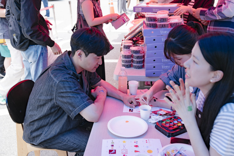 YTo1ODp7czo4OiJGaWxlTmFtZSI7czo0MDoiZTg0M2I4N2YtNTQwYS00Zjk5LWJhNjctZTA1MTNmYjI0ZGEzLmpwZyI7czoxMjoiRmlsZURhdGVUaW1lIjtpOjE3NDkzNjkxNDc7czo4OiJGaWxlU2l6ZSI7aToxNTczOTQ2O3M6ODoiRmlsZVR5cGUiO2k6MjtzOjg6Ik1pbWVUeXBlIjtzOjEwOiJpbWFnZS9qcGVnIjtzOjEzOiJTZWN0aW9uc0ZvdW5kIjtzOjMwOiJBTllfVEFHLCBJRkQwLCBUSFVNQk5BSUwsIEVYSUYiO3M6ODoiQ09NUFVURUQiO2E6OTp7czo0OiJodG1sIjtzOjI2OiJ3aWR0aD0iMTc1MiIgaGVpZ2h0PSIxMTY4IiI7czo2OiJIZWlnaHQiO2k6MTE2ODtzOjU6IldpZHRoIjtpOjE3NTI7czo3OiJJc0NvbG9yIjtpOjE7czoxNzoiQnl0ZU9yZGVyTW90b3JvbGEiO2k6MDtzOjE1OiJBcGVydHVyZUZOdW1iZXIiO3M6NToiZi81LjAiO3M6OToiQ29weXJpZ2h0IjtzOjQ6IllBQkMiO3M6MTg6IlRodW1ibmFpbC5GaWxlVHlwZSI7aToyO3M6MTg6IlRodW1ibmFpbC5NaW1lVHlwZSI7czoxMDoiaW1hZ2UvanBlZyI7fXM6NDoiTWFrZSI7czo0OiJTT05ZIjtzOjU6Ik1vZGVsIjtzOjg6IklMQ0UtN000IjtzOjExOiJYUmVzb2x1dGlvbiI7czo1OiIyNDAvMSI7czoxMToiWVJlc29sdXRpb24iO3M6NToiMjQwLzEiO3M6MTQ6IlJlc29sdXRpb25Vbml0IjtpOjI7czo4OiJTb2Z0d2FyZSI7czo1MjoiQWRvYmUgUGhvdG9zaG9wIExpZ2h0cm9vbSBDbGFzc2ljIDE0LjMuMSAoTWFjaW50b3NoKSI7czo4OiJEYXRlVGltZSI7czoxOToiMjAyNTowNjowOCAxMzo1OTo1NSI7czo2OiJBcnRpc3QiO3M6NzoiWUFCQ19TRyI7czo5OiJDb3B5cmlnaHQiO3M6NDoiWUFCQyI7czoxNjoiRXhpZl9JRkRfUG9pbnRlciI7aToyNTQ7czo5OiJUSFVNQk5BSUwiO2E6Njp7czoxMToiQ29tcHJlc3Npb24iO2k6NjtzOjExOiJYUmVzb2x1dGlvbiI7czo0OiI3Mi8xIjtzOjExOiJZUmVzb2x1dGlvbiI7czo0OiI3Mi8xIjtzOjE0OiJSZXNvbHV0aW9uVW5pdCI7aToyO3M6MjE6IkpQRUdJbnRlcmNoYW5nZUZvcm1hdCI7aToxMDQwO3M6Mjc6IkpQRUdJbnRlcmNoYW5nZUZvcm1hdExlbmd0aCI7aToyMDI2Mjt9czoxMjoiRXhwb3N1cmVUaW1lIjtzOjU6IjEvMjUwIjtzOjc6IkZOdW1iZXIiO3M6MzoiNS8xIjtzOjE1OiJFeHBvc3VyZVByb2dyYW0iO2k6MTtzOjE1OiJJU09TcGVlZFJhdGluZ3MiO2k6MTYwO3M6MTk6IlVuZGVmaW5lZFRhZzoweDg4MzAiO2k6MjtzOjE5OiJVbmRlZmluZWRUYWc6MHg4ODMyIjtpOjE2MDtzOjExOiJFeGlmVmVyc2lvbiI7czo0OiIwMjMyIjtzOjE2OiJEYXRlVGltZU9yaWdpbmFsIjtzOjE5OiIyMDI1OjA2OjA4IDEyOjQwOjE0IjtzOjE3OiJEYXRlVGltZURpZ2l0aXplZCI7czoxOToiMjAyNTowNjowOCAxMjo0MDoxNCI7czoxOToiVW5kZWZpbmVkVGFnOjB4OTAxMCI7czo2OiIrMDk6MDAiO3M6MTk6IlVuZGVmaW5lZFRhZzoweDkwMTEiO3M6NjoiKzA5OjAwIjtzOjE5OiJVbmRlZmluZWRUYWc6MHg5MDEyIjtzOjY6IiswOTowMCI7czoxNzoiU2h1dHRlclNwZWVkVmFsdWUiO3M6MTU6Ijc5NjU3ODQvMTAwMDAwMCI7czoxMzoiQXBlcnR1cmVWYWx1ZSI7czoxNToiNDY0Mzg1Ni8xMDAwMDAwIjtzOjE1OiJCcmlnaHRuZXNzVmFsdWUiO3M6MTA6IjE3NDg0LzI1NjAiO3M6MTc6IkV4cG9zdXJlQmlhc1ZhbHVlIjtzOjQ6IjAvMTAiO3M6MTY6Ik1heEFwZXJ0dXJlVmFsdWUiO3M6NzoiNzYwLzI1NiI7czoxMjoiTWV0ZXJpbmdNb2RlIjtpOjU7czoxMToiTGlnaHRTb3VyY2UiO2k6MDtzOjU6IkZsYXNoIjtpOjEzO3M6MTE6IkZvY2FsTGVuZ3RoIjtzOjY6IjQxMC8xMCI7czoxODoiU3ViU2VjVGltZU9yaWdpbmFsIjtzOjM6IjA1MiI7czoxOToiU3ViU2VjVGltZURpZ2l0aXplZCI7czozOiIwNTIiO3M6MTA6IkNvbG9yU3BhY2UiO2k6NjU1MzU7czoyMToiRm9jYWxQbGFuZVhSZXNvbHV0aW9uIjtzOjE0OiI2NDQ0OTMzOS8zMjc2OCI7czoyMToiRm9jYWxQbGFuZVlSZXNvbHV0aW9uIjtzOjE0OiI2NDQ0OTMzOS8zMjc2OCI7czoyNDoiRm9jYWxQbGFuZVJlc29sdXRpb25Vbml0IjtpOjM7czoxMDoiRmlsZVNvdXJjZSI7czoxOiIDIjtzOjk6IlNjZW5lVHlwZSI7czoxOiIBIjtzOjE0OiJDdXN0b21SZW5kZXJlZCI7aTowO3M6MTI6IkV4cG9zdXJlTW9kZSI7aToxO3M6MTI6IldoaXRlQmFsYW5jZSI7aToxO3M6MTY6IkRpZ2l0YWxab29tUmF0aW8iO3M6NToiMTYvMTYiO3M6MjE6IkZvY2FsTGVuZ3RoSW4zNW1tRmlsbSI7aTo0MTtzOjE2OiJTY2VuZUNhcHR1cmVUeXBlIjtpOjA7czo4OiJDb250cmFzdCI7aTowO3M6MTA6IlNhdHVyYXRpb24iO2k6MDtzOjk6IlNoYXJwbmVzcyI7aTowO3M6MTk6IlVuZGVmaW5lZFRhZzoweEE0MzIiO2E6NDp7aTowO3M6NjoiMjQwLzEwIjtpOjE7czo2OiI3MDAvMTAiO2k6MjtzOjU6IjI4LzEwIjtpOjM7czo1OiIyOC8xMCI7fXM6MTk6IlVuZGVmaW5lZFRhZzoweEE0MzQiO3M6MjE6IkZFIDI0LTcwbW0gRjIuOCBHTSBJSSI7fQ==