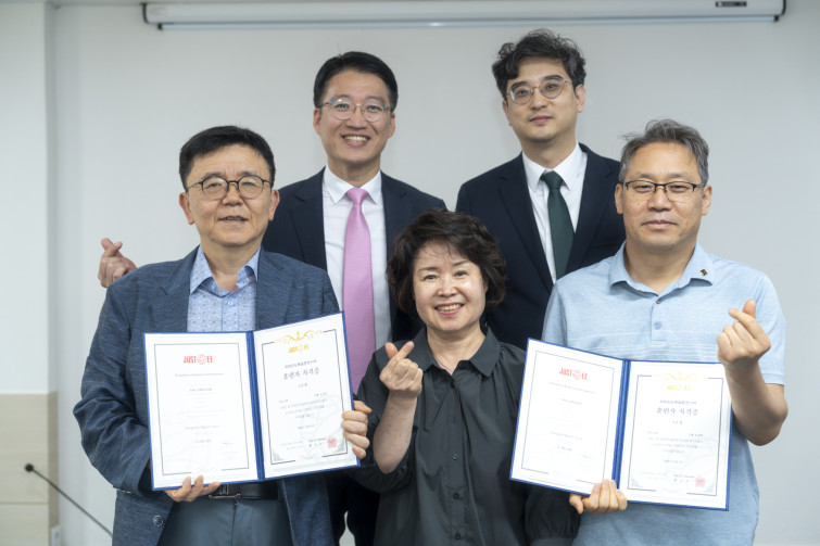 YTo1ODp7czo4OiJGaWxlTmFtZSI7czo0MDoiZWFiNjNhNWMtZTVjNC00YWQ3LTlhNTYtYjJmZGYzYjc0ODg1LmpwZyI7czoxMjoiRmlsZURhdGVUaW1lIjtpOjE3NDkzNjkwOTc7czo4OiJGaWxlU2l6ZSI7aToxMzMwNDk0O3M6ODoiRmlsZVR5cGUiO2k6MjtzOjg6Ik1pbWVUeXBlIjtzOjEwOiJpbWFnZS9qcGVnIjtzOjEzOiJTZWN0aW9uc0ZvdW5kIjtzOjMwOiJBTllfVEFHLCBJRkQwLCBUSFVNQk5BSUwsIEVYSUYiO3M6ODoiQ09NUFVURUQiO2E6OTp7czo0OiJodG1sIjtzOjI2OiJ3aWR0aD0iMTc1MiIgaGVpZ2h0PSIxMTY4IiI7czo2OiJIZWlnaHQiO2k6MTE2ODtzOjU6IldpZHRoIjtpOjE3NTI7czo3OiJJc0NvbG9yIjtpOjE7czoxNzoiQnl0ZU9yZGVyTW90b3JvbGEiO2k6MDtzOjE1OiJBcGVydHVyZUZOdW1iZXIiO3M6NToiZi8yLjgiO3M6OToiQ29weXJpZ2h0IjtzOjQ6IllBQkMiO3M6MTg6IlRodW1ibmFpbC5GaWxlVHlwZSI7aToyO3M6MTg6IlRodW1ibmFpbC5NaW1lVHlwZSI7czoxMDoiaW1hZ2UvanBlZyI7fXM6NDoiTWFrZSI7czo0OiJTT05ZIjtzOjU6Ik1vZGVsIjtzOjg6IklMQ0UtN000IjtzOjExOiJYUmVzb2x1dGlvbiI7czo1OiIyNDAvMSI7czoxMToiWVJlc29sdXRpb24iO3M6NToiMjQwLzEiO3M6MTQ6IlJlc29sdXRpb25Vbml0IjtpOjI7czo4OiJTb2Z0d2FyZSI7czo1MjoiQWRvYmUgUGhvdG9zaG9wIExpZ2h0cm9vbSBDbGFzc2ljIDE0LjMuMSAoTWFjaW50b3NoKSI7czo4OiJEYXRlVGltZSI7czoxOToiMjAyNTowNjowOCAxNjoyMzozMiI7czo2OiJBcnRpc3QiO3M6NzoiWUFCQ19TRyI7czo5OiJDb3B5cmlnaHQiO3M6NDoiWUFCQyI7czoxNjoiRXhpZl9JRkRfUG9pbnRlciI7aToyNTQ7czo5OiJUSFVNQk5BSUwiO2E6Njp7czoxMToiQ29tcHJlc3Npb24iO2k6NjtzOjExOiJYUmVzb2x1dGlvbiI7czo0OiI3Mi8xIjtzOjExOiJZUmVzb2x1dGlvbiI7czo0OiI3Mi8xIjtzOjE0OiJSZXNvbHV0aW9uVW5pdCI7aToyO3M6MjE6IkpQRUdJbnRlcmNoYW5nZUZvcm1hdCI7aToxMDQwO3M6Mjc6IkpQRUdJbnRlcmNoYW5nZUZvcm1hdExlbmd0aCI7aToxMzA0Njt9czoxMjoiRXhwb3N1cmVUaW1lIjtzOjQ6IjEvNjAiO3M6NzoiRk51bWJlciI7czo1OiIyOC8xMCI7czoxNToiRXhwb3N1cmVQcm9ncmFtIjtpOjE7czoxNToiSVNPU3BlZWRSYXRpbmdzIjtpOjEyNTtzOjE5OiJVbmRlZmluZWRUYWc6MHg4ODMwIjtpOjI7czoxOToiVW5kZWZpbmVkVGFnOjB4ODgzMiI7aToxMjU7czoxMToiRXhpZlZlcnNpb24iO3M6NDoiMDIzMiI7czoxNjoiRGF0ZVRpbWVPcmlnaW5hbCI7czoxOToiMjAyNTowNjowOCAxNTozOToyMyI7czoxNzoiRGF0ZVRpbWVEaWdpdGl6ZWQiO3M6MTk6IjIwMjU6MDY6MDggMTU6Mzk6MjMiO3M6MTk6IlVuZGVmaW5lZFRhZzoweDkwMTAiO3M6NjoiKzA5OjAwIjtzOjE5OiJVbmRlZmluZWRUYWc6MHg5MDExIjtzOjY6IiswOTowMCI7czoxOToiVW5kZWZpbmVkVGFnOjB4OTAxMiI7czo2OiIrMDk6MDAiO3M6MTc6IlNodXR0ZXJTcGVlZFZhbHVlIjtzOjE1OiI1OTA2ODkxLzEwMDAwMDAiO3M6MTM6IkFwZXJ0dXJlVmFsdWUiO3M6MTU6IjI5NzA4NTQvMTAwMDAwMCI7czoxNToiQnJpZ2h0bmVzc1ZhbHVlIjtzOjk6Ijg0MzQvMjU2MCI7czoxNzoiRXhwb3N1cmVCaWFzVmFsdWUiO3M6NDoiMC8xMCI7czoxNjoiTWF4QXBlcnR1cmVWYWx1ZSI7czo3OiI3NjAvMjU2IjtzOjEyOiJNZXRlcmluZ01vZGUiO2k6NTtzOjExOiJMaWdodFNvdXJjZSI7aTowO3M6NToiRmxhc2giO2k6MTM7czoxMToiRm9jYWxMZW5ndGgiO3M6NjoiNDYwLzEwIjtzOjE4OiJTdWJTZWNUaW1lT3JpZ2luYWwiO3M6MzoiODc2IjtzOjE5OiJTdWJTZWNUaW1lRGlnaXRpemVkIjtzOjM6Ijg3NiI7czoxMDoiQ29sb3JTcGFjZSI7aTo2NTUzNTtzOjIxOiJGb2NhbFBsYW5lWFJlc29sdXRpb24iO3M6MTQ6IjY0NDQ5MzM5LzMyNzY4IjtzOjIxOiJGb2NhbFBsYW5lWVJlc29sdXRpb24iO3M6MTQ6IjY0NDQ5MzM5LzMyNzY4IjtzOjI0OiJGb2NhbFBsYW5lUmVzb2x1dGlvblVuaXQiO2k6MztzOjEwOiJGaWxlU291cmNlIjtzOjE6IgMiO3M6OToiU2NlbmVUeXBlIjtzOjE6IgEiO3M6MTQ6IkN1c3RvbVJlbmRlcmVkIjtpOjA7czoxMjoiRXhwb3N1cmVNb2RlIjtpOjE7czoxMjoiV2hpdGVCYWxhbmNlIjtpOjE7czoxNjoiRGlnaXRhbFpvb21SYXRpbyI7czo1OiIxNi8xNiI7czoyMToiRm9jYWxMZW5ndGhJbjM1bW1GaWxtIjtpOjQ2O3M6MTY6IlNjZW5lQ2FwdHVyZVR5cGUiO2k6MDtzOjg6IkNvbnRyYXN0IjtpOjA7czoxMDoiU2F0dXJhdGlvbiI7aTowO3M6OToiU2hhcnBuZXNzIjtpOjA7czoxOToiVW5kZWZpbmVkVGFnOjB4QTQzMiI7YTo0OntpOjA7czo2OiIyNDAvMTAiO2k6MTtzOjY6IjcwMC8xMCI7aToyO3M6NToiMjgvMTAiO2k6MztzOjU6IjI4LzEwIjt9czoxOToiVW5kZWZpbmVkVGFnOjB4QTQzNCI7czoyMToiRkUgMjQtNzBtbSBGMi44IEdNIElJIjt9